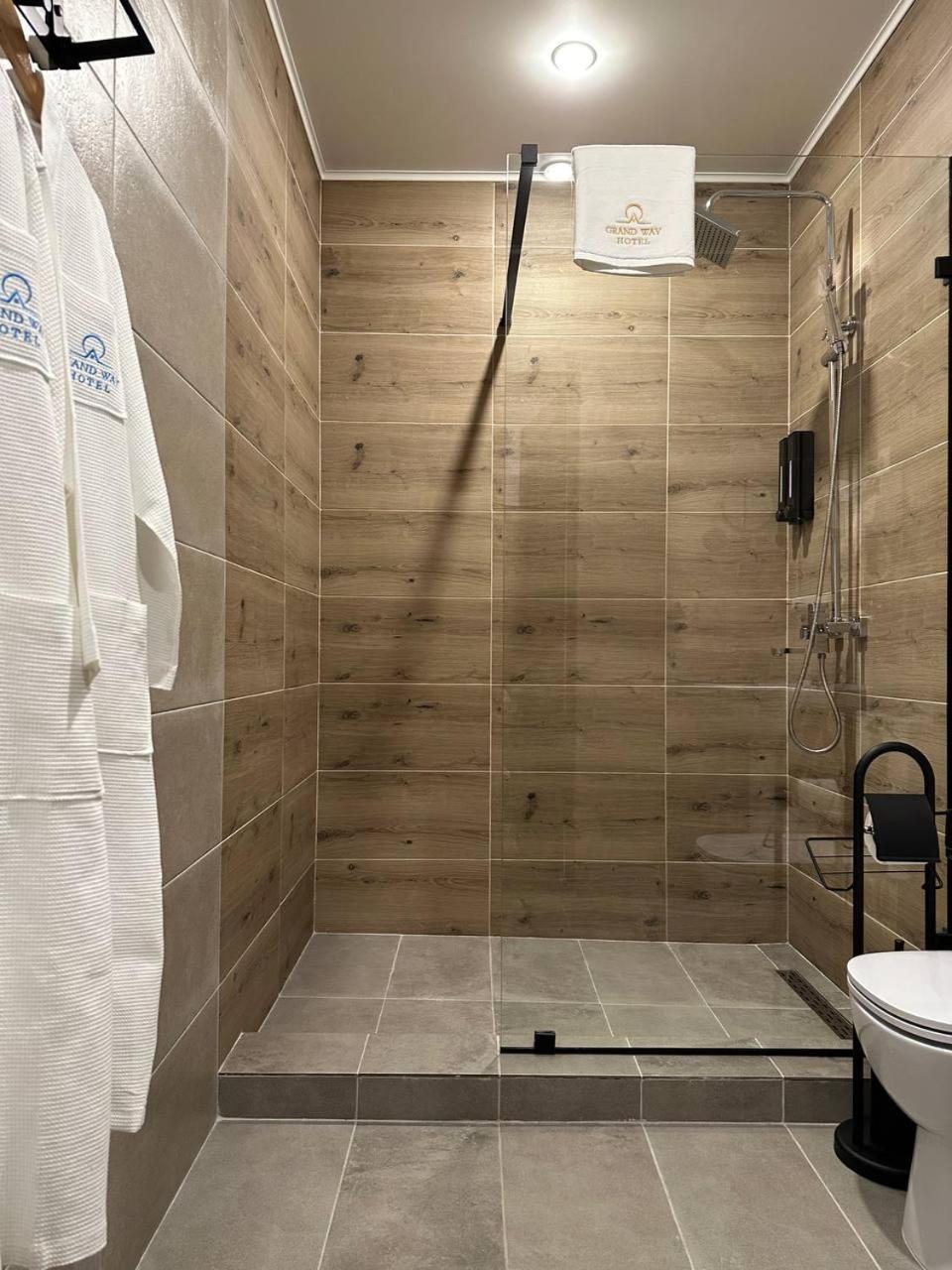Grand Way Hotel تاراز المظهر الخارجي الصورة
